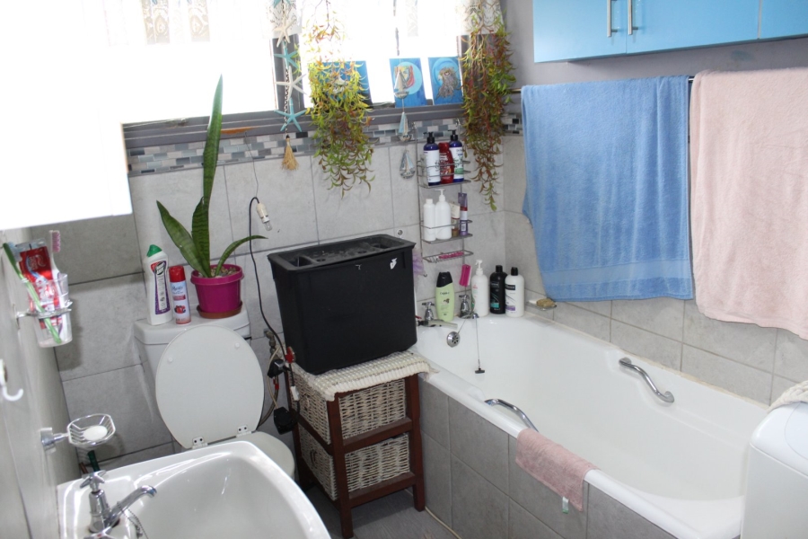 6 Bedroom Property for Sale in Paradise Beach Eastern Cape